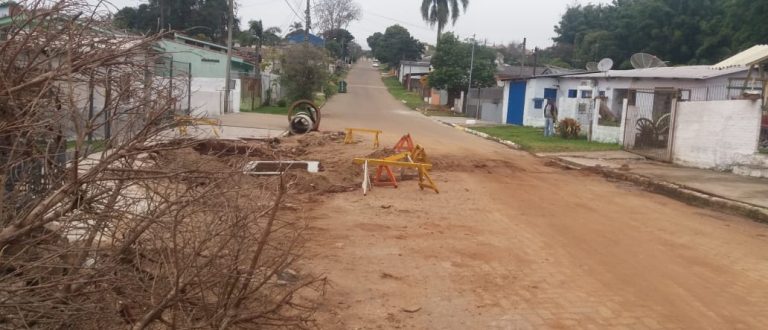 Obra se arrasta há quatro meses com transtornos para famílias do Bairro Frota