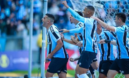 Com 30 mil gremistas na Arena, Grêmio vence Sampaio Corrêa por 2 a 0