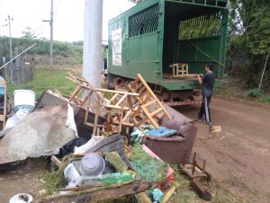 Meio Ambiente limpa lixão no Bairro Tibiriçá