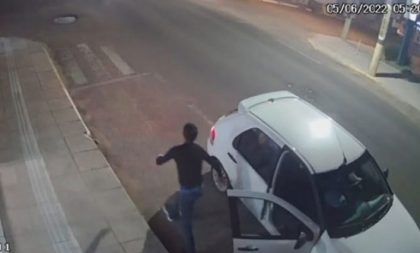 Câmera flagra homem jogando pedra em vitrine de loja em Cachoeira