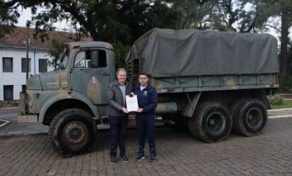 13° GAC doa caminhão para Prefeitura de Cerro Branco