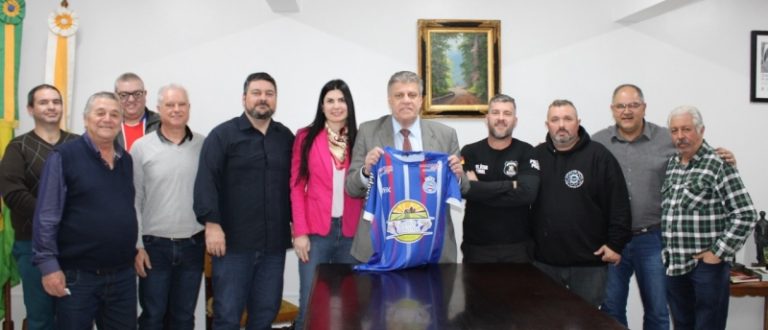 Prefeito recebe integrantes do Esporte Clube Bahia