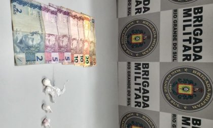 BM prende dois jovens com buchas de cocaína no Marina