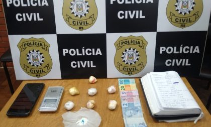 Polícia prende homem com cocaína e anotações do tráfico no Universitário