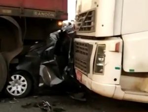 Carro fica prensado entre caminhões em acidente na RSC-287