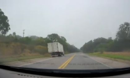 Vídeo: caminhoneiro é flagrado dormindo ao volante pela PRF