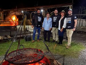 De viagem para o Uruguai, churrasqueiros da Bahia fazem assado em Cachoeira