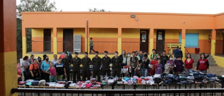 Campanha do Agasalho do 13º GAC recolheu mais de 1,2 mil peças doadas à EMEF Dora Abreu