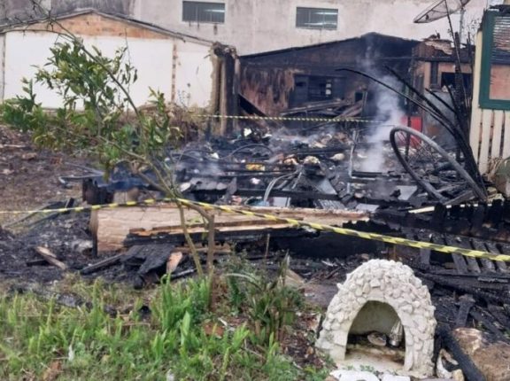 Corpo carbonizado é encontrado em casa que pegou fogo em Caçapava do Sul