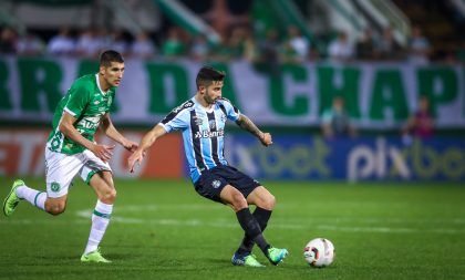 Com um a menos, Grêmio empata com a Chapecoense