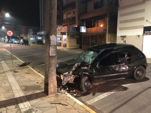 Jovem fica ferido após colidir carro em poste