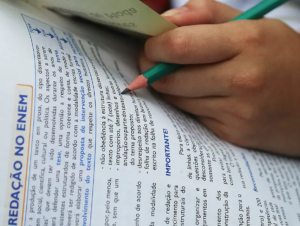 Enem começa a ser aplicado neste domingo com prova de linguagens, ciências humanas e redação