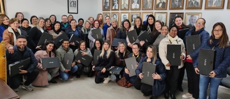 SMEd entrega 88 notebooks para escolas municipais