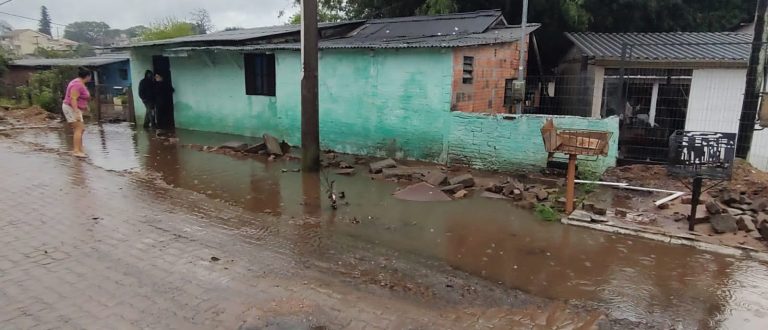 Obra da Prefeitura não resolve e casas são alagadas no Bairro Frota