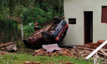 Motorista perde controle, invade pátio e fica ferida no Poço Comprido