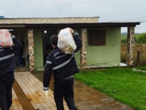 Defesa Civil faz nova entrega de alimentos para famílias afetadas pela estiagem