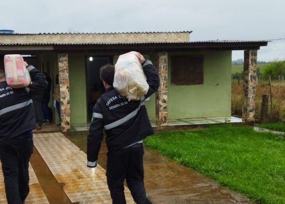 Defesa Civil faz nova entrega de alimentos para famílias afetadas pela estiagem