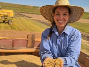 Expointer: coordenadora da Estação do Irga na Barragem do Capané recebe prêmio