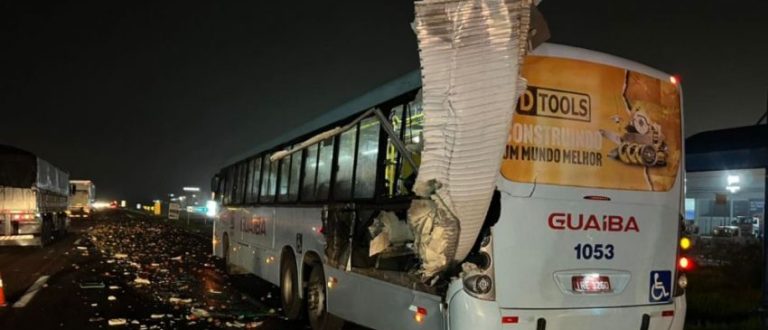 Acidente envolve ônibus e caminhão na BR-290