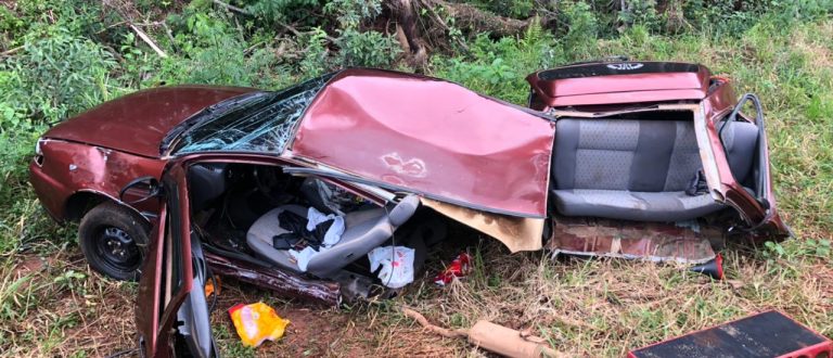 Carro parte ao meio em acidente e duas pessoas ficam feridas