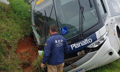 Ônibus sai de pista e bate em barranco em Restinga Seca