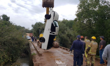 Homem morre após Saveiro cair de ponte no interior de Lavras do Sul