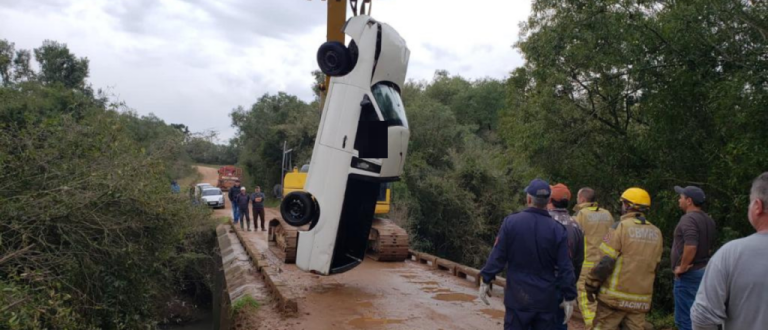 Homem morre após Saveiro cair de ponte no interior de Lavras do Sul