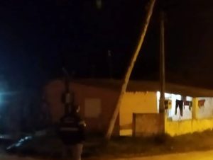 Bairro Augusta: risco de queda de poste sobre casa mobiliza Defesa Civil