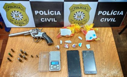 Polícia prende dupla com arma, munições e mais de 200 gramas de pó