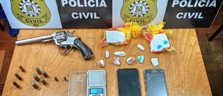 Polícia prende dupla com arma, munições e mais de 200 gramas de pó