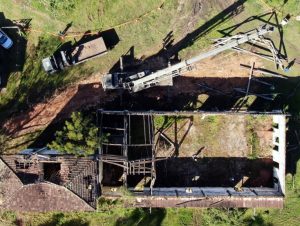 Movimento pela Estação da Ferreira retira madeiramento e telhas do prédio histórico