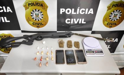 Polícia de Paraíso do Sul prende dupla por tráfico e posse de carabina modificada