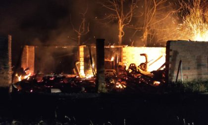 Incêndio destrói galpão e maquinário é consumido no interior de Paraíso do Sul