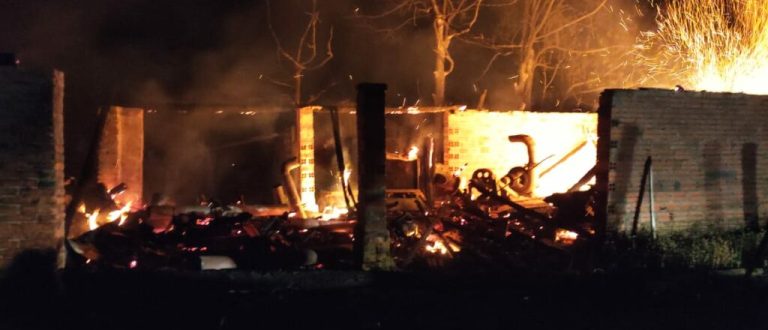 Incêndio destrói galpão e maquinário é consumido no interior de Paraíso do Sul