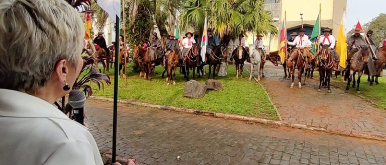 Angela participa da abertura da 59ª Semana Farroupilha