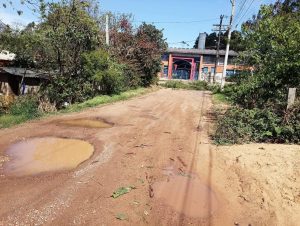 Buraqueira leva moradores a fechar rua no Bairro Preussler