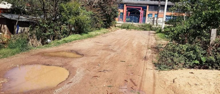 Buraqueira leva moradores a fechar rua no Bairro Preussler