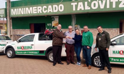 Comerciária cachoeirense ganha moto em promoção na Expoagas 2022