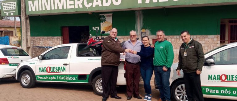 Comerciária cachoeirense ganha moto em promoção na Expoagas 2022