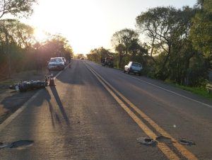 Carro bate em moto e deixa motociclista ferido