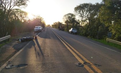 Carro bate em moto e deixa motociclista ferido