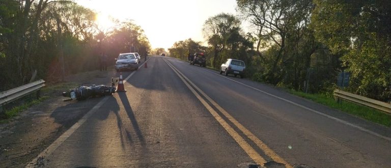 Carro bate em moto e deixa motociclista ferido