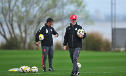 Mano comanda trabalho coletivo no CT para jogo contra Atlético-GO