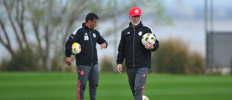 Mano comanda trabalho coletivo no CT para jogo contra Atlético-GO