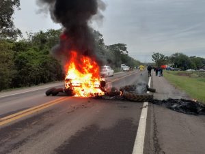 Caminhoneiros organizam bloqueio total da BR-153, em Cachoeira