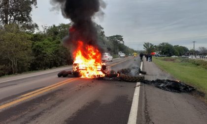 Caminhoneiros organizam bloqueio total da BR-153, em Cachoeira