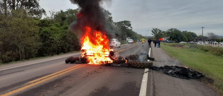 Caminhoneiros organizam bloqueio total da BR-153, em Cachoeira