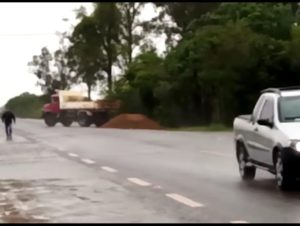 Com carga de terra, manifestantes começam a bloquear a BR-153, em Cachoeira