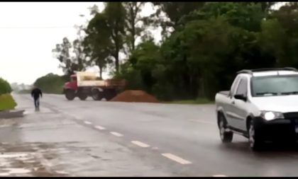 Com carga de terra, manifestantes começam a bloquear a BR-153, em Cachoeira