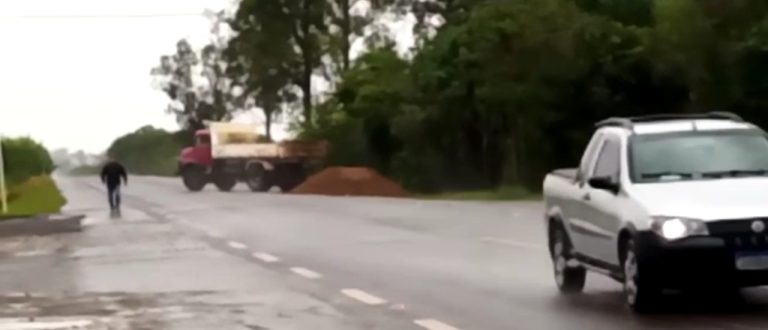 Com carga de terra, manifestantes começam a bloquear a BR-153, em Cachoeira